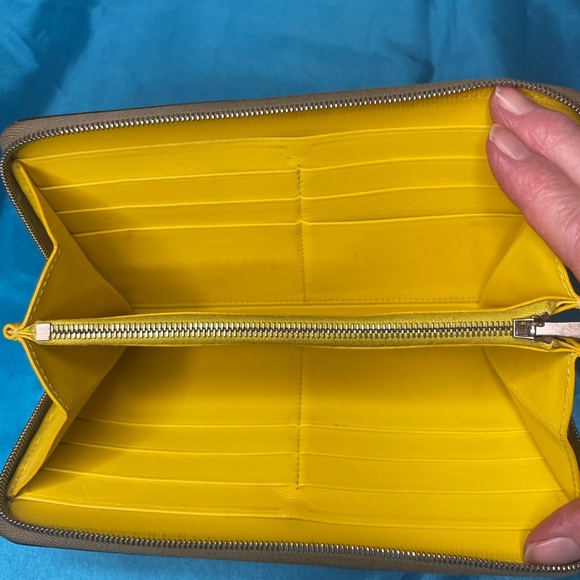 Celine Pebble Leather Wallet Yellow Interior Excel cond. Includes box & dust bag - Picture 7 of 15